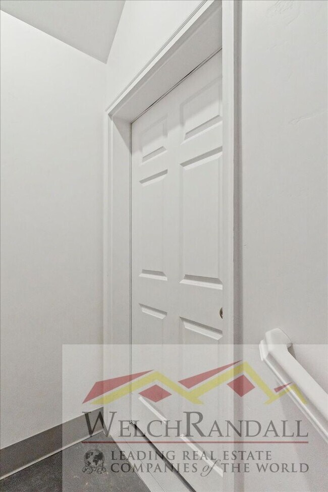 Building Photo - Townhome with Style and Space Close to Dow...