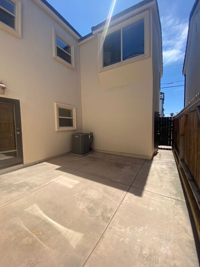 Building Photo - 318 9th St