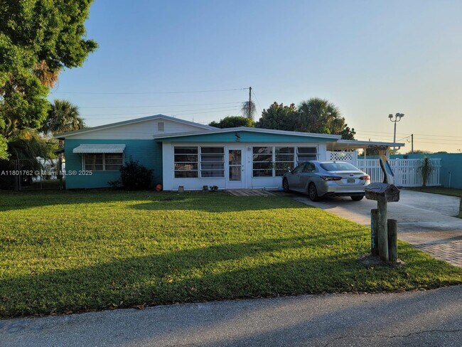 Primary Photo - 1624 NE Orion St