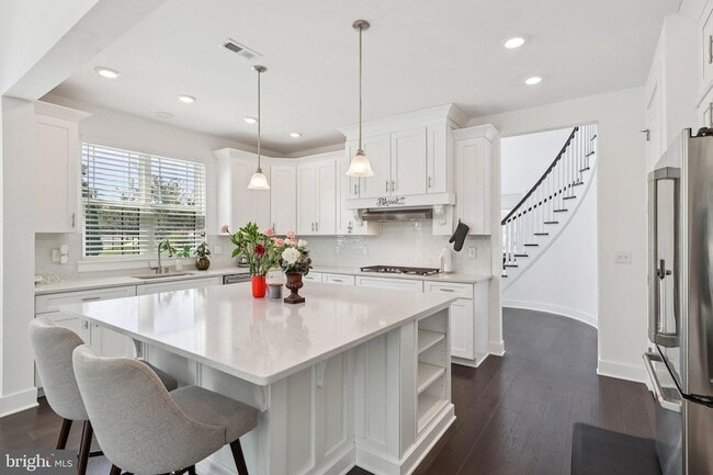Building Photo - 2 Dogleg Ln