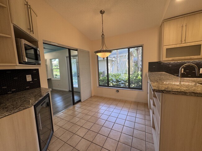 Building Photo - 263 Southampton Dr