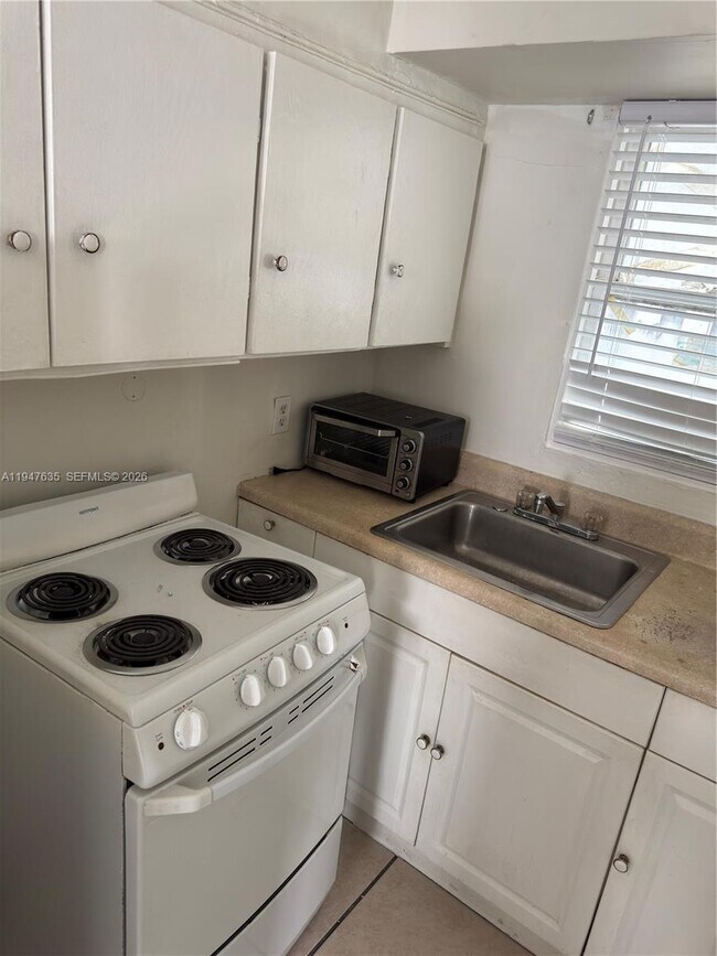 Building Photo - 921 N 17th Ct