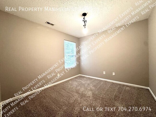 Building Photo - **MOVE IN SPECIAL!**Charming 3BR/2.5BR hom...
