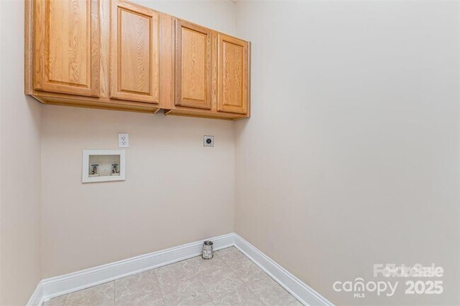 Building Photo - 3439 12 Oaks Pl