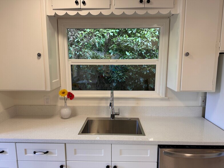 Building Photo - 647 Brooks Ave