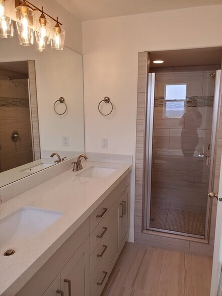 Building Photo - 980 W Vista Ridge Dr