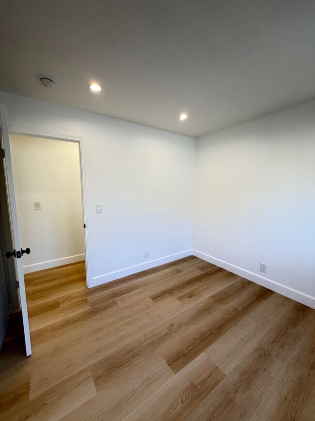 Building Photo - 9887 Broadmoor Dr