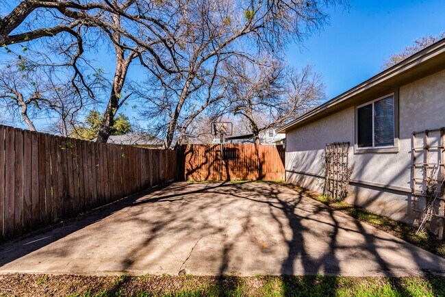 Building Photo - Charming 3 bedroom, 2 bathroom home in the heart of East Austin
