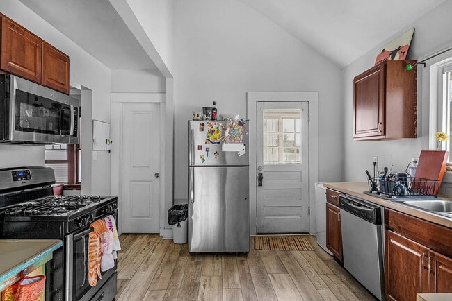 Building Photo - 1208 Hovey St SW