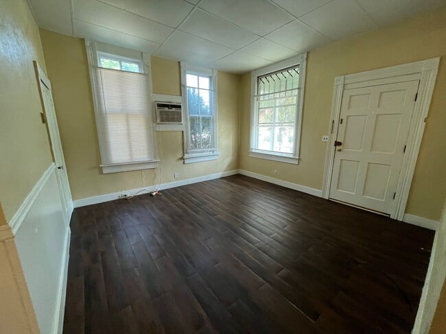 Primary Photo - 405 River St