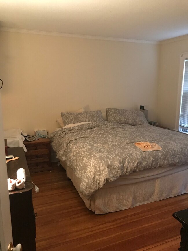 Building Photo - 883 Farmington Ave