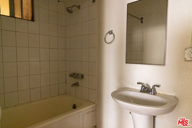 Building Photo - 661 Shatto Pl