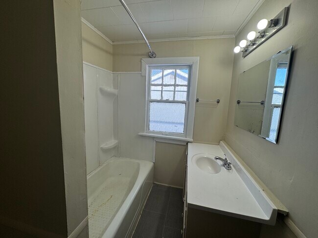 Building Photo - 1211 N Sheridan St