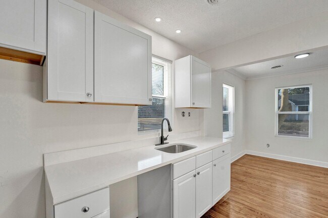 Building Photo - 3780 Shirlwood Ave