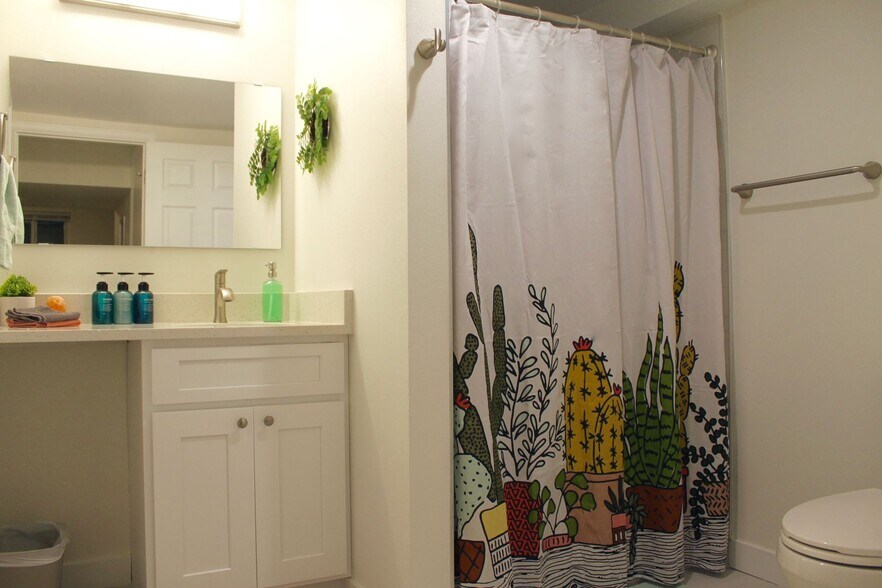 Building Photo - 535 Perry St