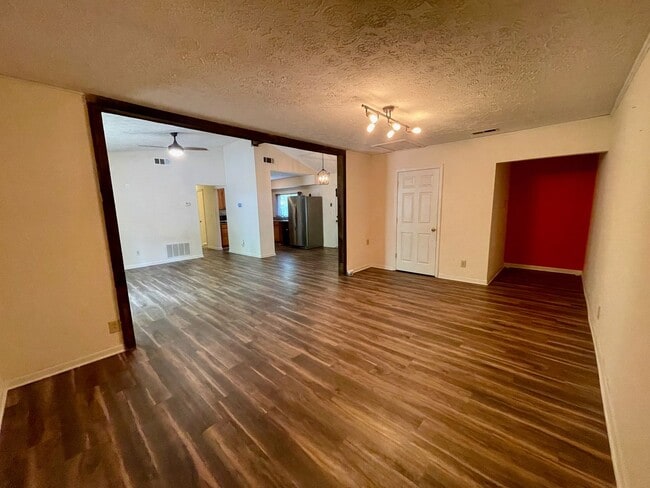 Building Photo - Ranch in Riverdale!