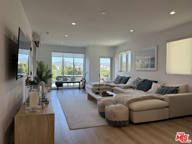 Building Photo - 9842 Vidor Dr