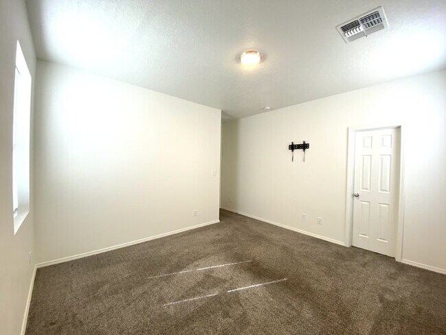 Building Photo - MUST SEE 3BR/2Bath