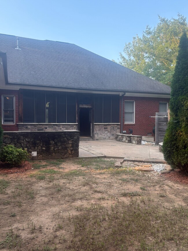 Building Photo - 860 Streamside Dr