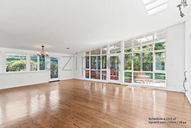Building Photo - 361 Linfield Dr