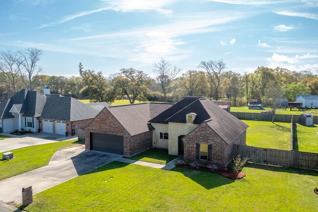 Building Photo - Welcome to Live Oak Circle!