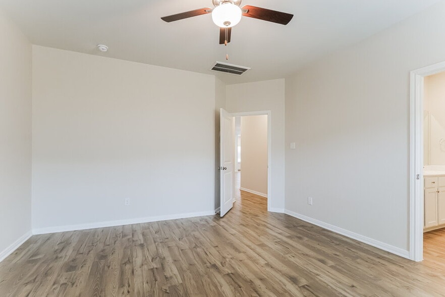 Building Photo - 16455 Hill Dr