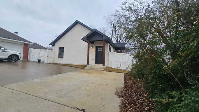 Building Photo - 3817 Yellowstone Pl