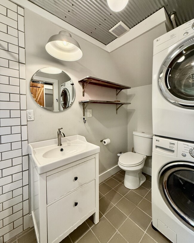 Building Photo - 574 Primitive St