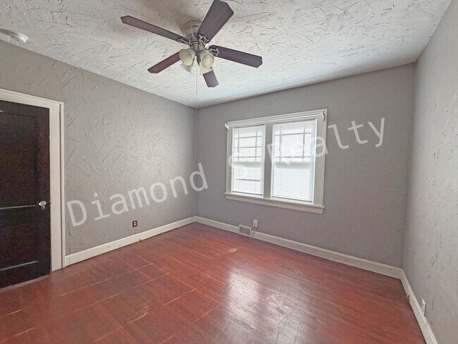 Building Photo - 816 E Delmar St