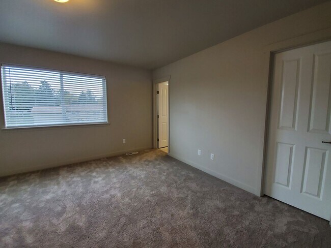 Building Photo - 5701al