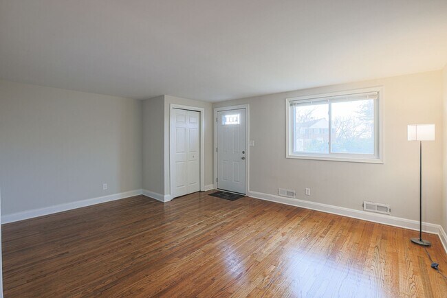 Building Photo - RENOVATED PARKVILLE TOWNHOME 3BR 1.5BA