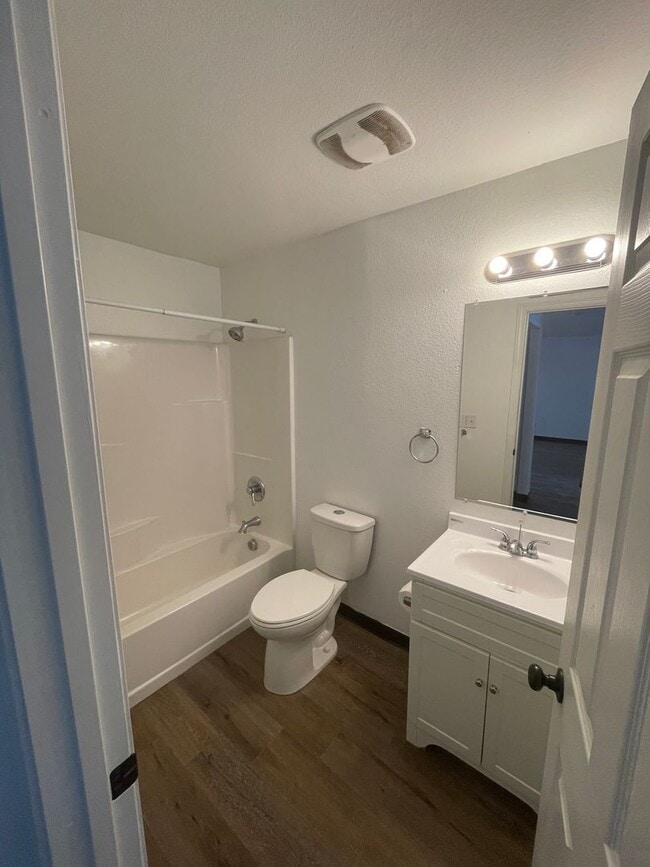 Building Photo - 595