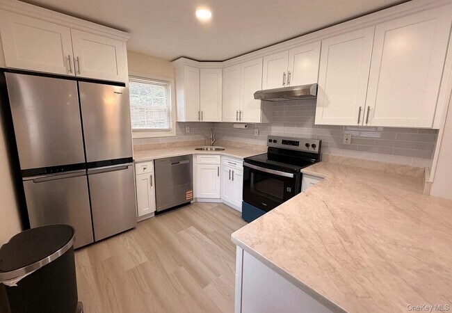 Building Photo - 129 Westbury Dr
