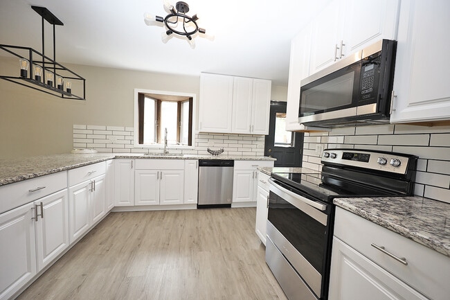 Building Photo - 661 Sycamore Dr