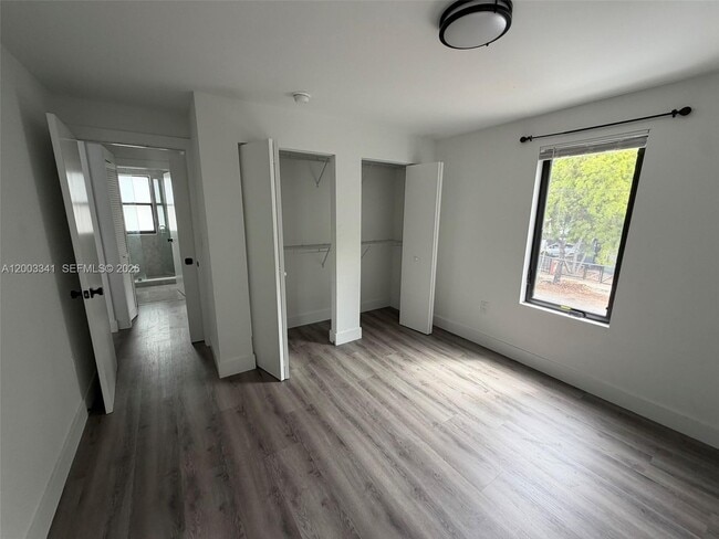 Building Photo - 628 SW 21st Ave