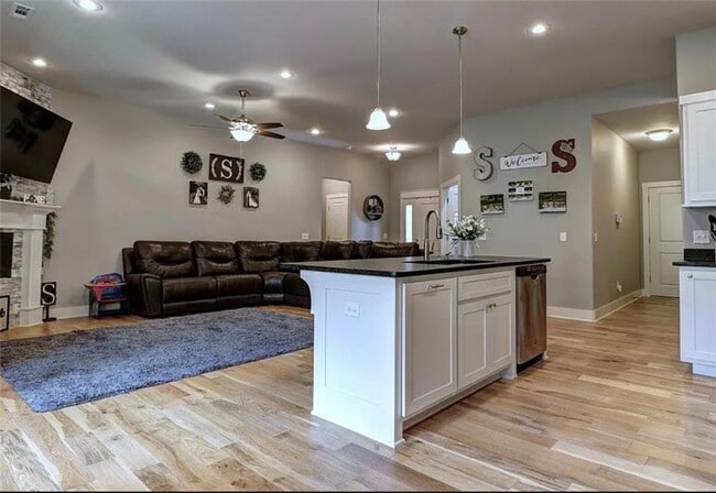 Building Photo - 13 Kiswick Dr