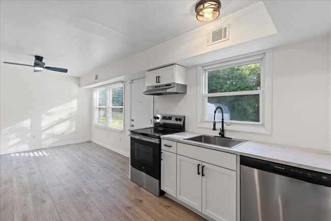 Building Photo - 114 Millbrook Dr