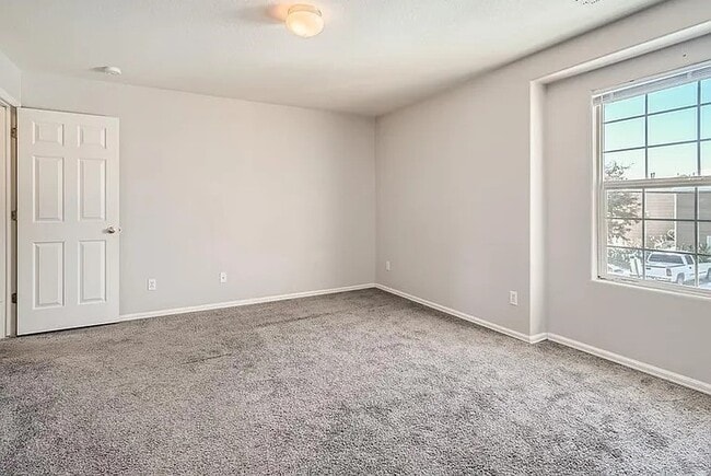 Building Photo - Townhouse Eller Grove