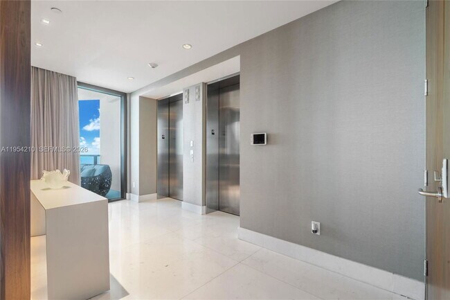 Building Photo - 18555 Collins Ave