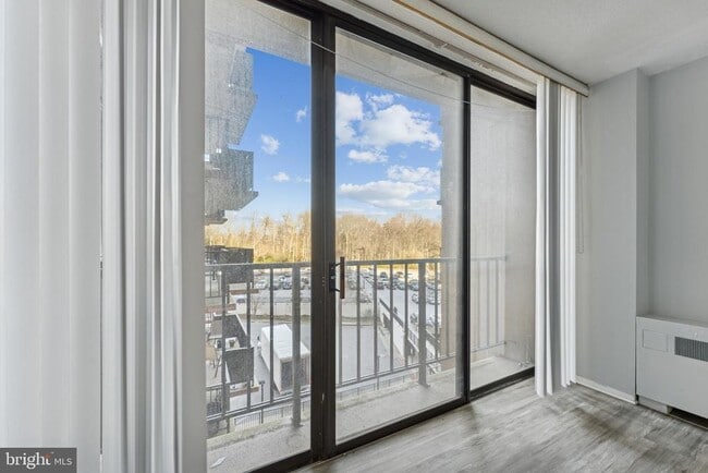 Building Photo - 6100 Westchester Park Dr