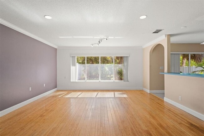 Building Photo - 2725 N Myrtle Ave