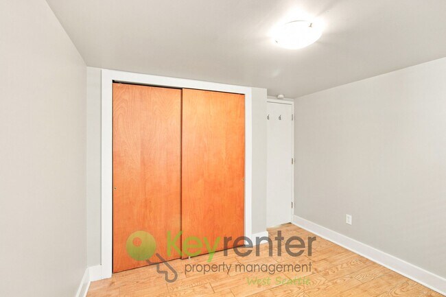 Building Photo - 221-221 E Louisa St