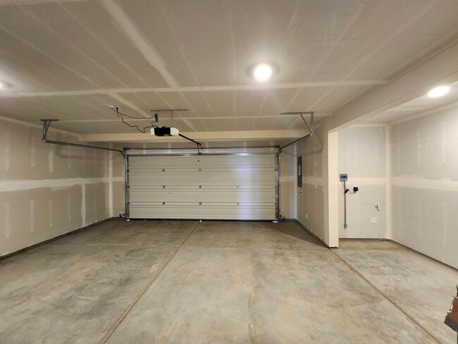 Building Photo - Beautiful & Brand New! 3 Bedroom, 2.5 Bath-Washer & Dryer Included!