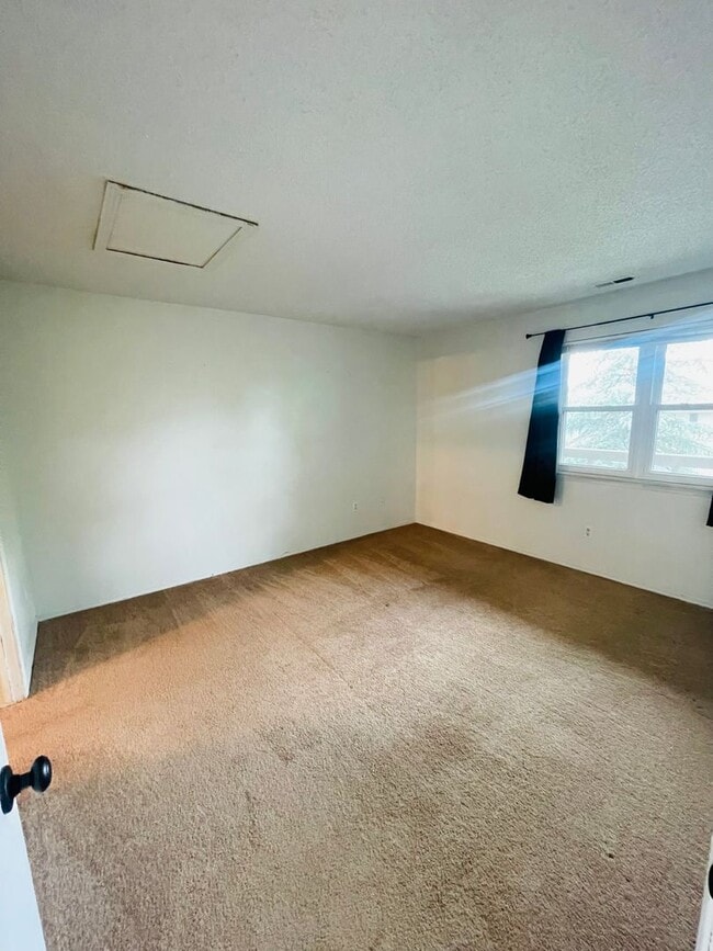 Building Photo - 1 Bedroom Condo in gated Hunting Meadows