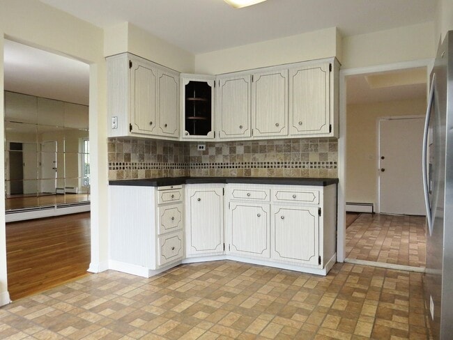 Building Photo - Large Split Level