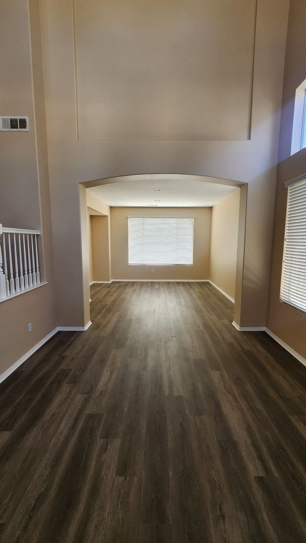 Building Photo - Gorgeous 5 Bedroom w/ Downstairs bedroom! ...