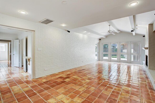 Building Photo - 6139 Chevy Chase Dr