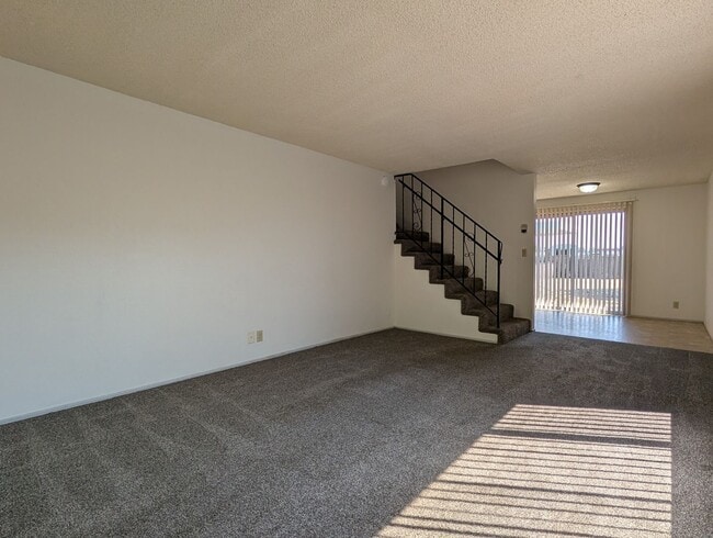 Building Photo - Great 2 bed/1.5 bath townhome in Springfield