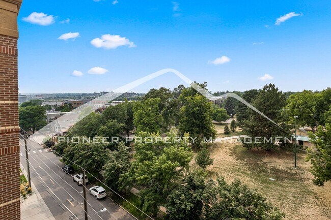 Building Photo - Gorgeous Condo with Mountain Views and Washer/Dryer