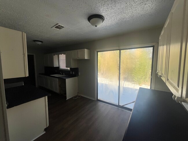 Building Photo - 209 Laurel St